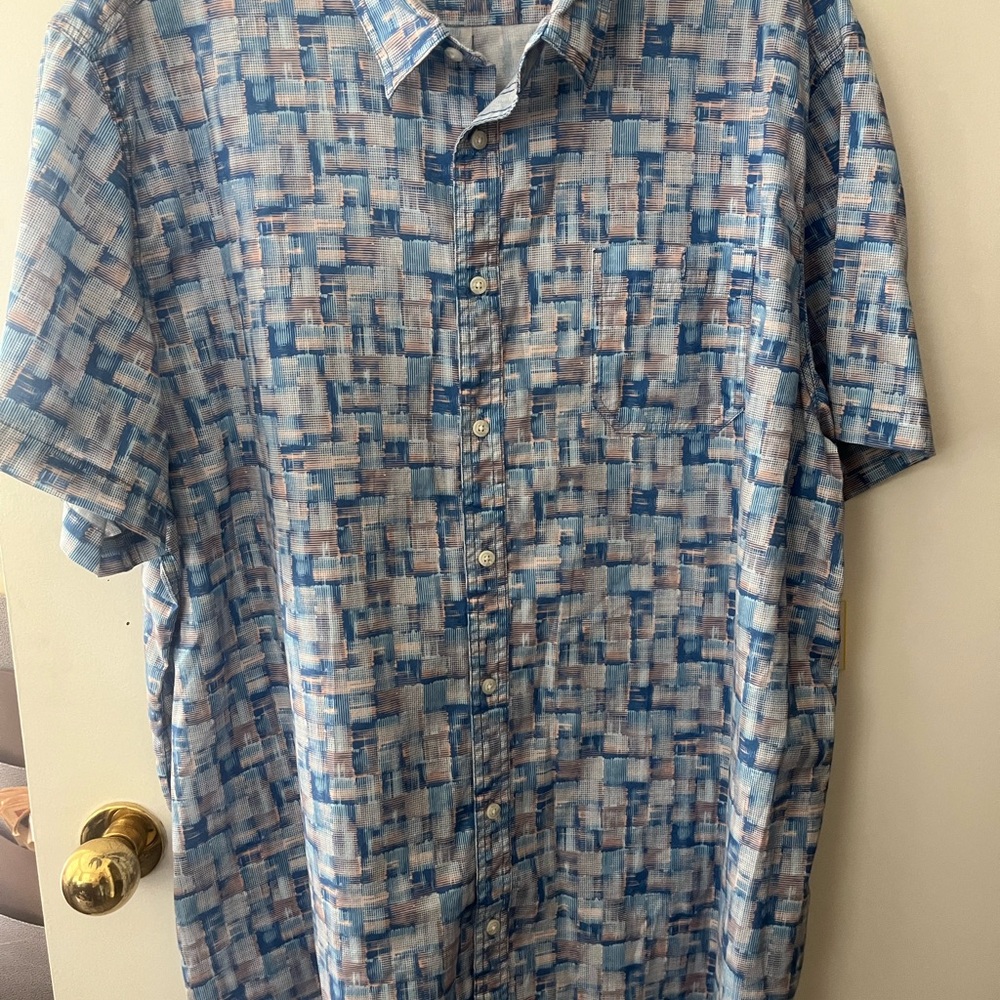 Casual Short-Sleeve Button-Down Shirt in Light Blue Pattern